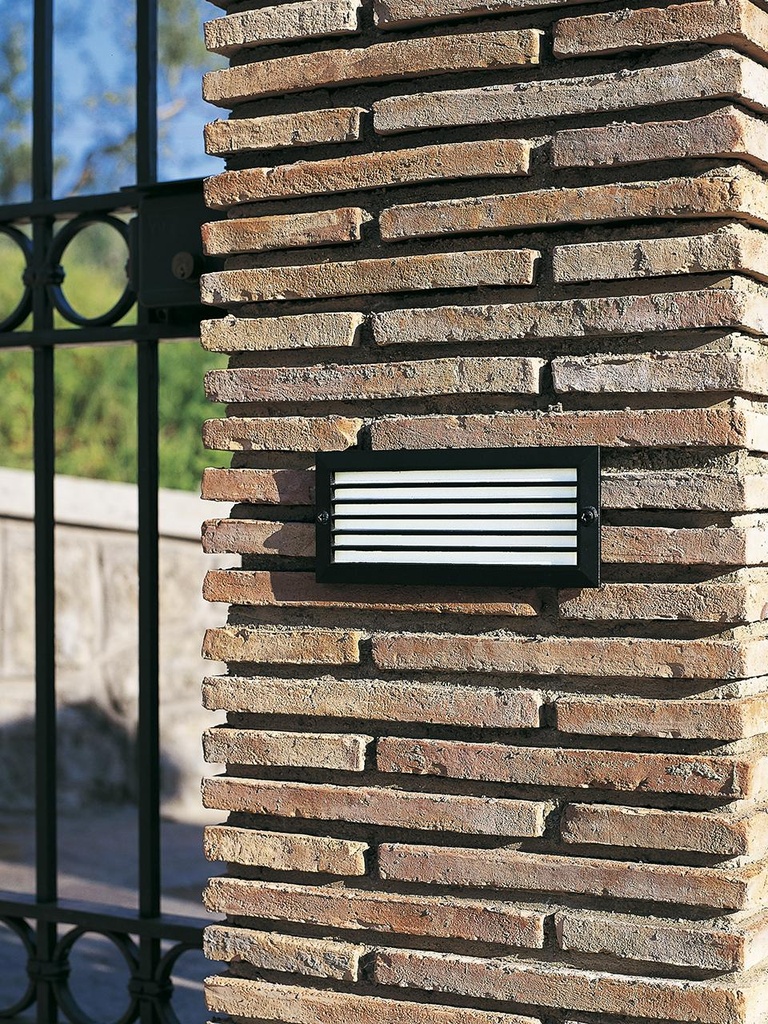 Lampada da incasso in alluminio pressofuso con diffusore in vetro satinato nero