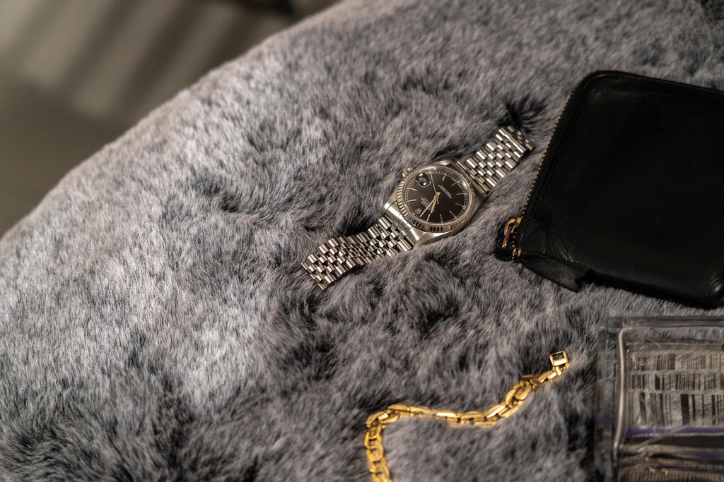 Poltrona in pelliccia sintetica grigia e gambe in nero/oro - Samnite