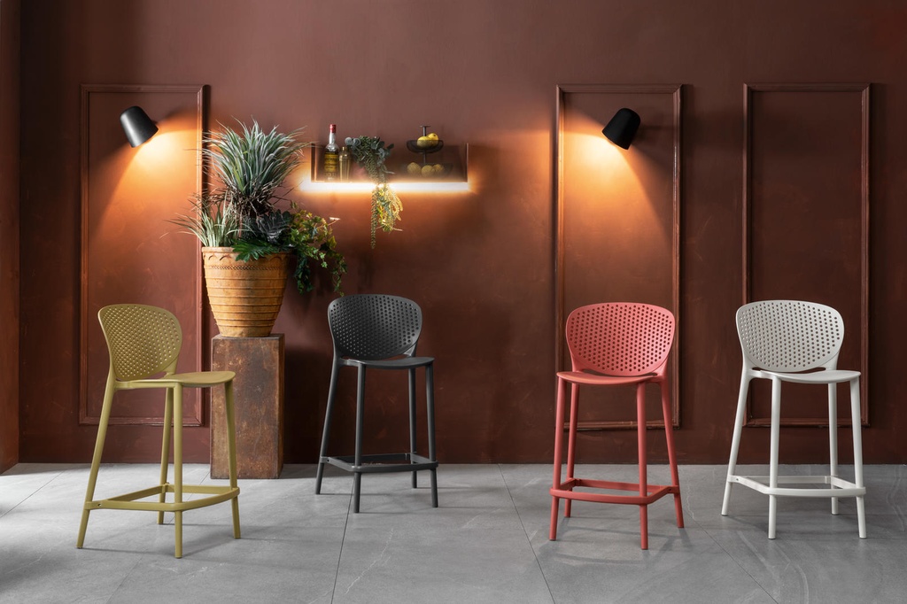 2x Sedia in polipropilene 46cm x 42cm H. 93cm